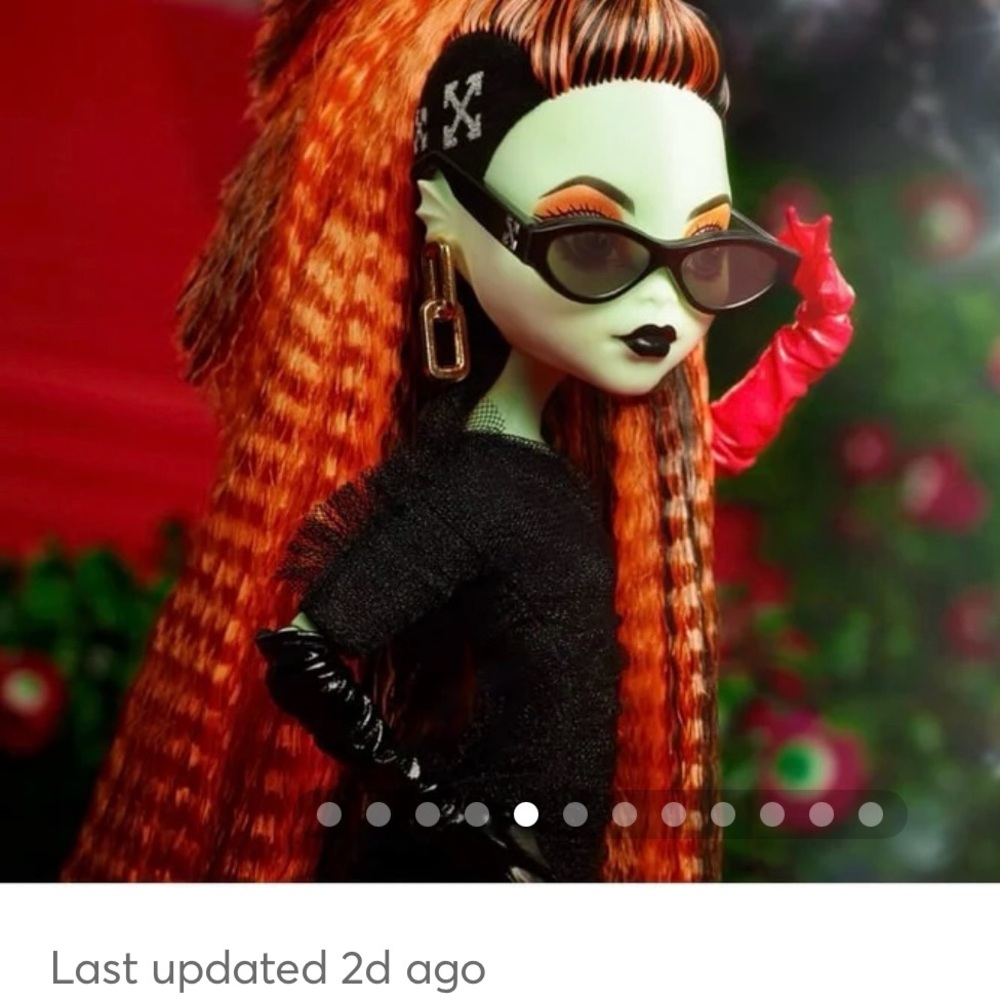 NRFB off white monster high Electra melody collector Doll with Accessories.